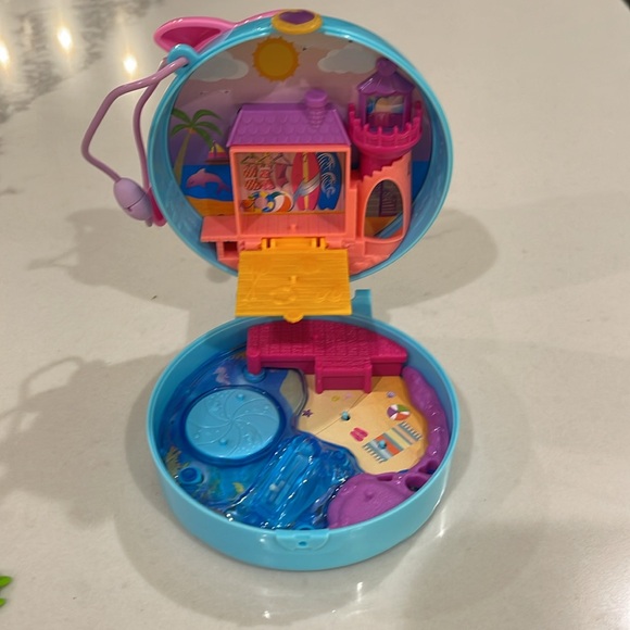 POLLY POCKET DOLPHIN BEACH COMPACT PLAYSET - Picture 2 of 3